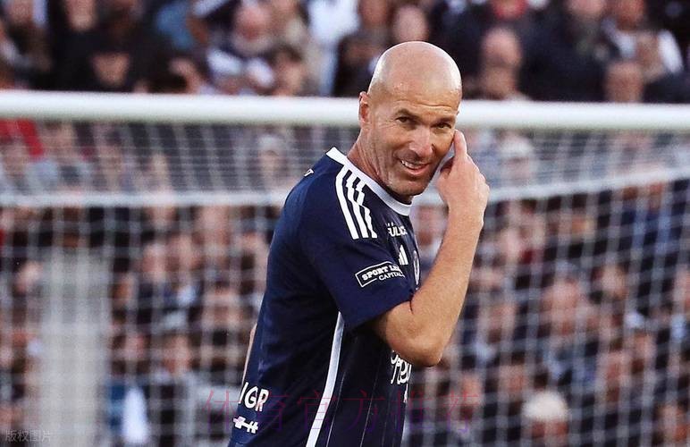 法媒:齐达内若离开皇马可能休假 然后接手法国队 法媒:齐达内若离开皇马可能休假 然后接手法国队